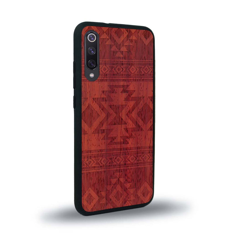 Coque de protection en bois véritable fabriquée en France pour Xiaomi Mi A3 avec des motifs géométriques s'inspirant des temples aztèques, mayas et incas