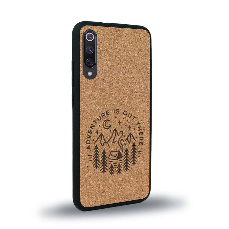 Coque de protection en bois véritable fabriquée en France pour Xiaomi Mi A3 sur le thème du camping en pleine nature et du bivouac avec la phrase "Aventure is out there"