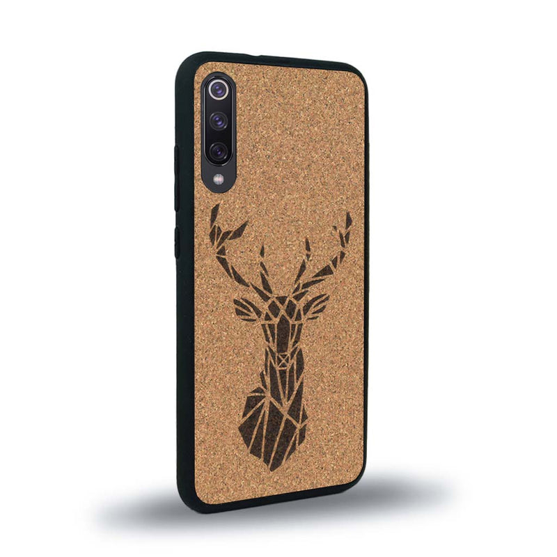 Coque de protection en bois véritable fabriquée en France pour Xiaomi Mi A3 sur le thème de la nature et des animaux représentant une tête de cerf gométrique avec un design moderne et minimaliste