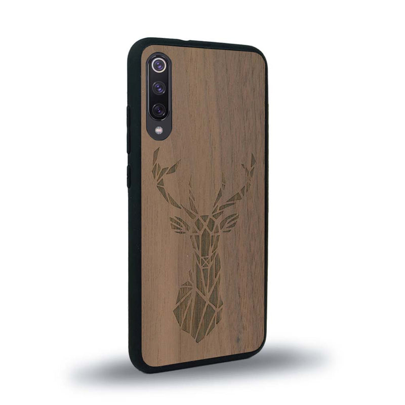 Coque de protection en bois véritable fabriquée en France pour Xiaomi Mi A3 sur le thème de la nature et des animaux représentant une tête de cerf gométrique avec un design moderne et minimaliste