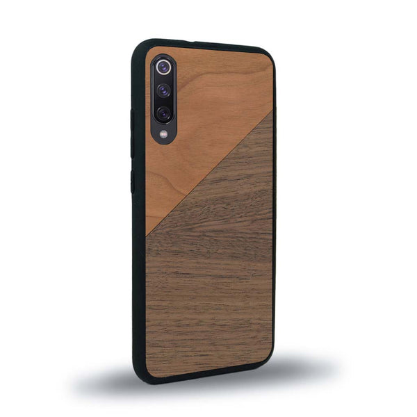 Coque de protection en bois véritable fabriquée en France pour Xiaomi Mi A3 alliant du merisier et du noyer formant chacun un triangle avec une jointure en diagonale sur le thème de l'art abstrait