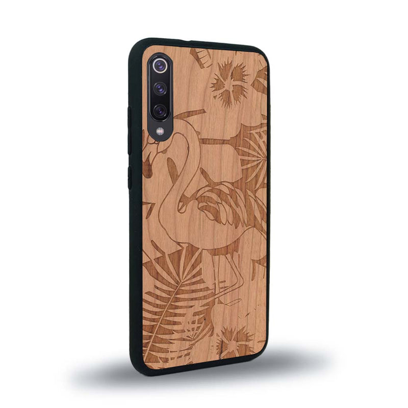 Coque de protection en bois véritable fabriquée en France pour Xiaomi Mi A3 sur le thème de la nature et des animaux représentant un flamant rose entre des fougères