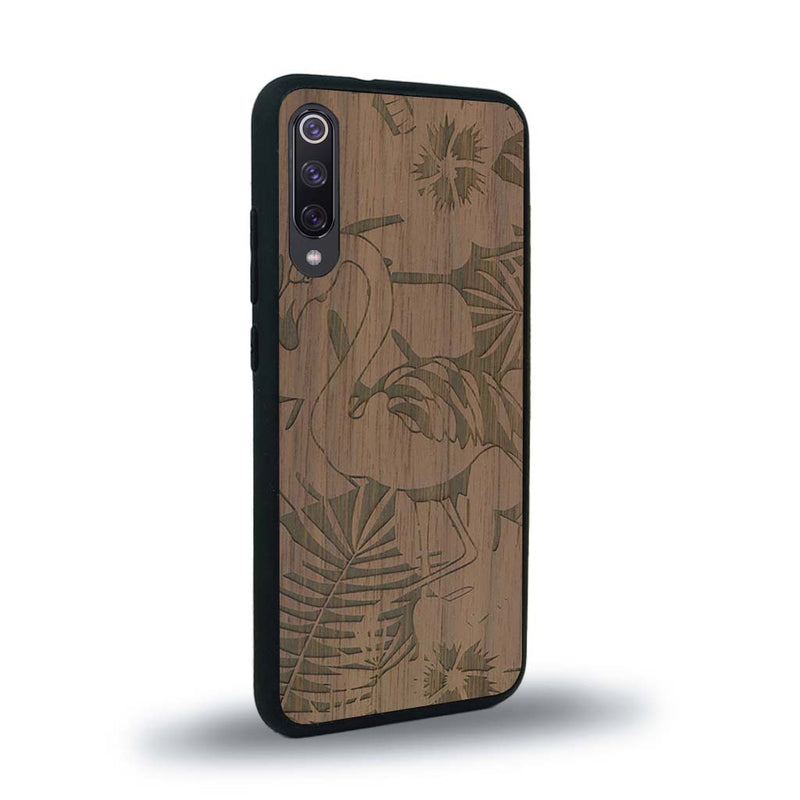 Coque de protection en bois véritable fabriquée en France pour Xiaomi Mi A3 sur le thème de la nature et des animaux représentant un flamant rose entre des fougères