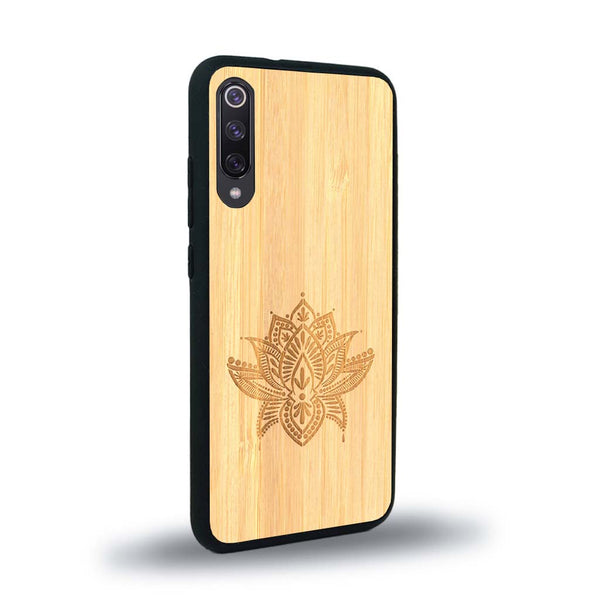 Coque de protection en bois véritable fabriquée en France pour Xiaomi Mi A3 sur le thème de la nature et du yoga avec une gravure zen représentant une fleur de lotus