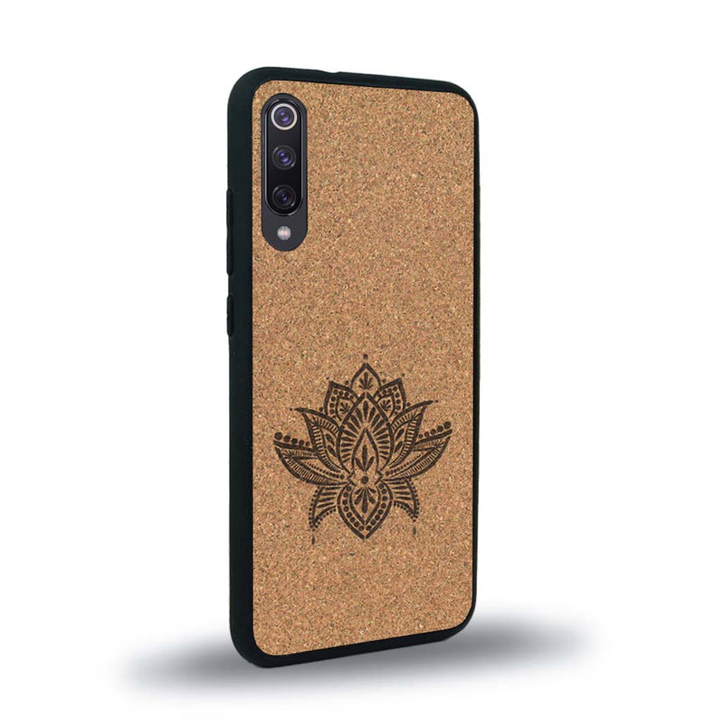 Coque de protection en bois véritable fabriquée en France pour Xiaomi Mi A3 sur le thème de la nature et du yoga avec une gravure zen représentant une fleur de lotus