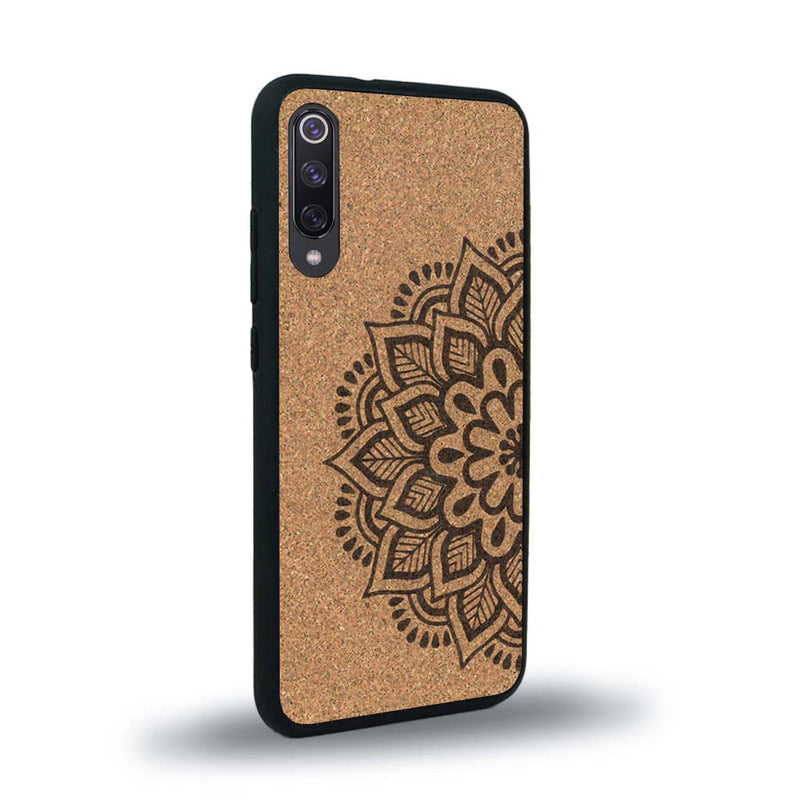 Coque de protection en bois véritable fabriquée en France pour Xiaomi Mi A3 sur le thème de la bohème et du tatouage au henné avec une gravure représentant un mandala