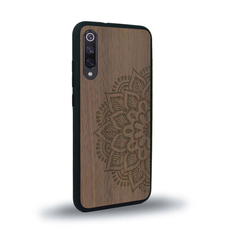 Coque de protection en bois véritable fabriquée en France pour Xiaomi Mi A3 sur le thème de la bohème et du tatouage au henné avec une gravure représentant un mandala