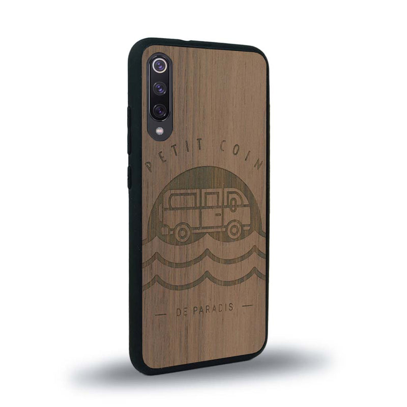 Coque de protection en bois véritable fabriquée en France pour Xiaomi Mi A3 sur le thème des voyages en vans, vanlife et chill avec une gravure représentant un van vw combi devant le soleil couchant sur une plage avec des vagues