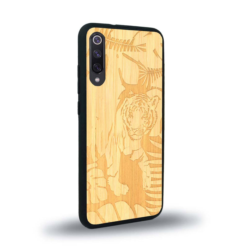 Coque de protection en bois véritable fabriquée en France pour Xiaomi Mi A3 sur le thème de la nature et des animaux représentant un tigre dans la jungle entre des fougères