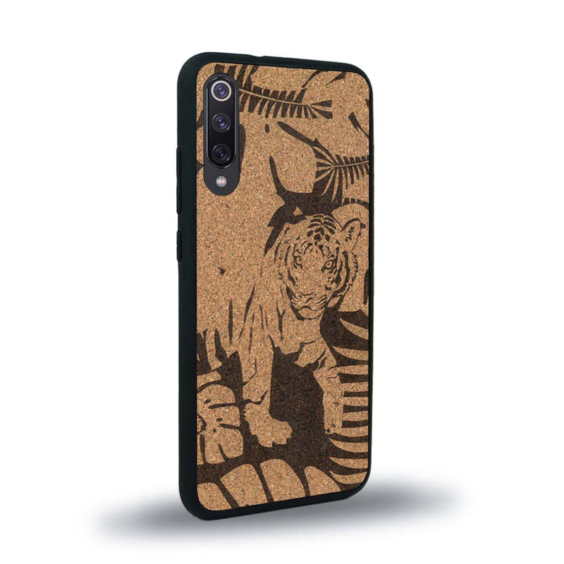 Coque de protection en bois véritable fabriquée en France pour Xiaomi Mi A3 sur le thème de la nature et des animaux représentant un tigre dans la jungle entre des fougères