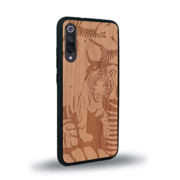 Coque de protection en bois véritable fabriquée en France pour Xiaomi Mi A3 sur le thème de la nature et des animaux représentant un tigre dans la jungle entre des fougères