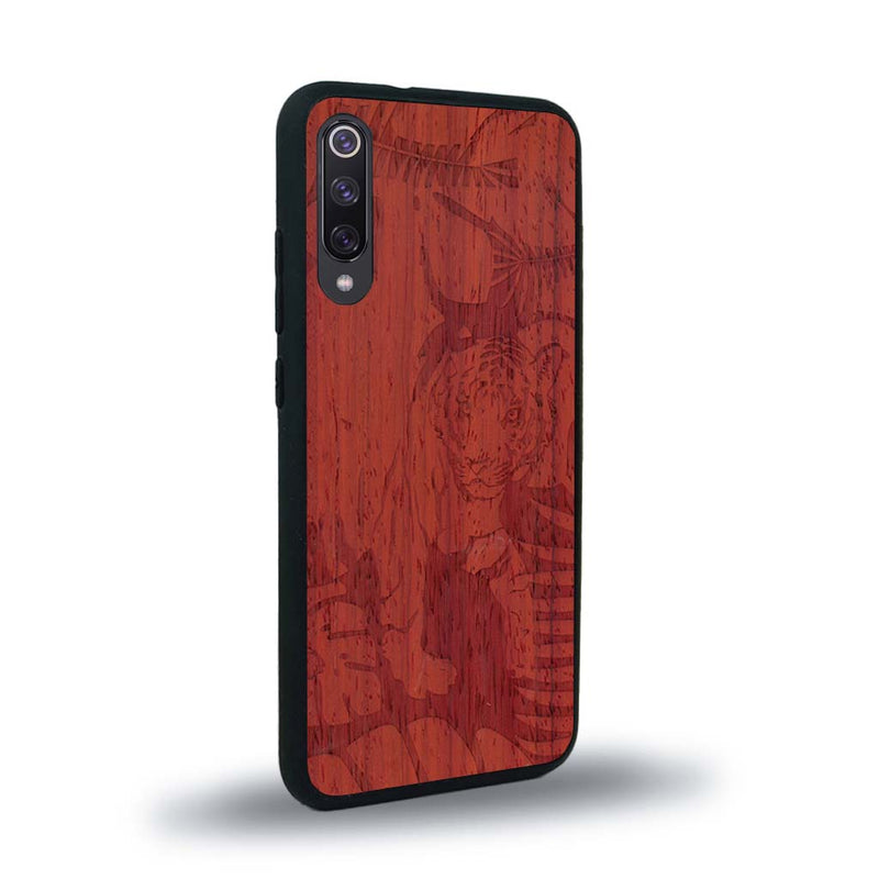 Coque de protection en bois véritable fabriquée en France pour Xiaomi Mi A3 sur le thème de la nature et des animaux représentant un tigre dans la jungle entre des fougères