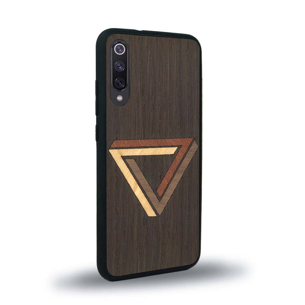 Coque de protection en bois véritable fabriquée en France pour Xiaomi Mi A3 sur le thème de l'art géométrique qui allie du chêne fumé, du noyer, du bambou et du padouk représentant le triangle de penrose