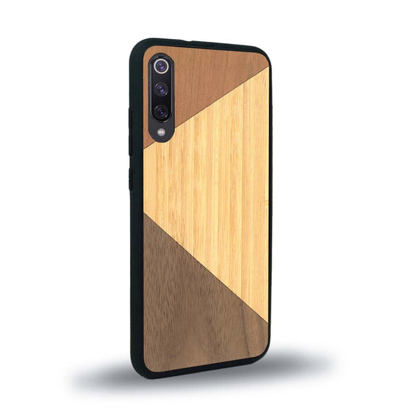 Coque de protection en bois véritable fabriquée en France pour Xiaomi Mi A3 alliant du merisier, du noyer et du bambou formant chacun deux triangles et un trapèze avec deux jointures en diagonale sur le thème de l'art abstrait