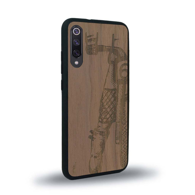 Coque de protection en bois véritable fabriquée en France pour Xiaomi Mi A3 représentant une vue de face d'une femme sur une moto vintage dessinée à la main par l'artiste Maud Dabs