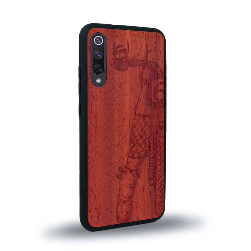 Coque de protection en bois véritable fabriquée en France pour Xiaomi Mi A3 représentant une vue de face d'une femme sur une moto vintage dessinée à la main par l'artiste Maud Dabs