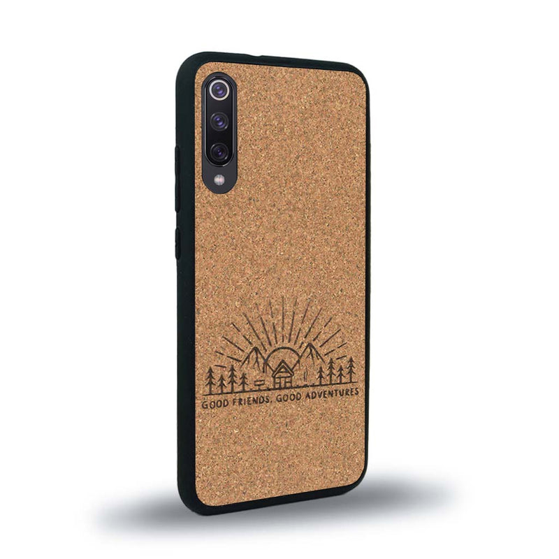 Coque de protection en bois véritable fabriquée en France pour Xiaomi Mi A3 sur le thème chill et nature avec un motif représentant un levé de soleil sur un paysage de montagne avec des sapins et un chalet et la phrase "Good friends, good adventure"