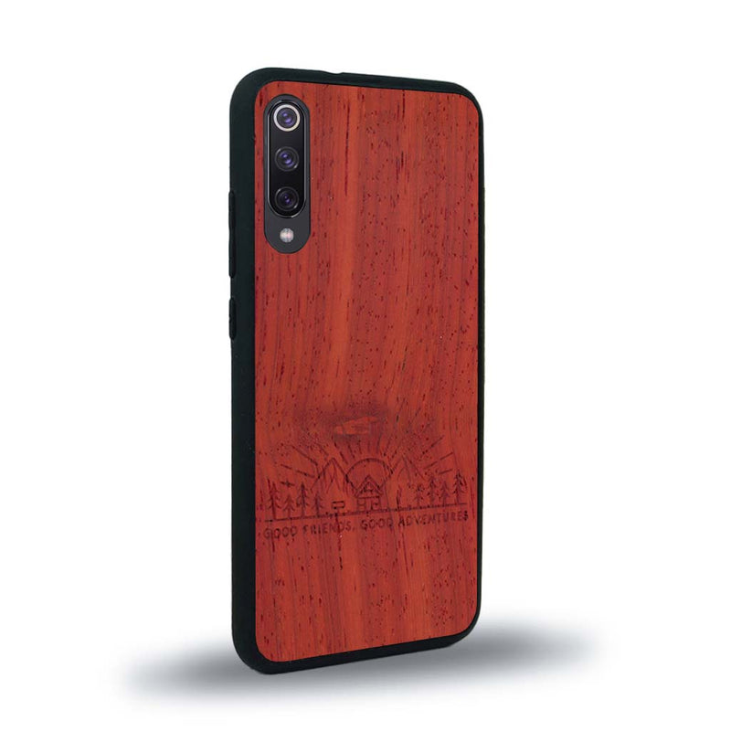 Coque de protection en bois véritable fabriquée en France pour Xiaomi Mi A3 sur le thème chill et nature avec un motif représentant un levé de soleil sur un paysage de montagne avec des sapins et un chalet et la phrase "Good friends, good adventure"