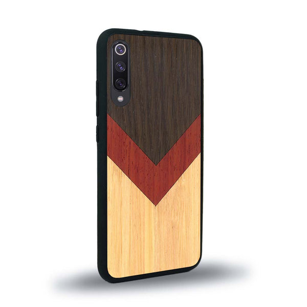 Coque de protection en bois véritable fabriquée en France pour Xiaomi Mi Note 10 Lite alliant du chêne fumé, du padouk et du bambou en forme de chevron sur le thème de l'art abstrait