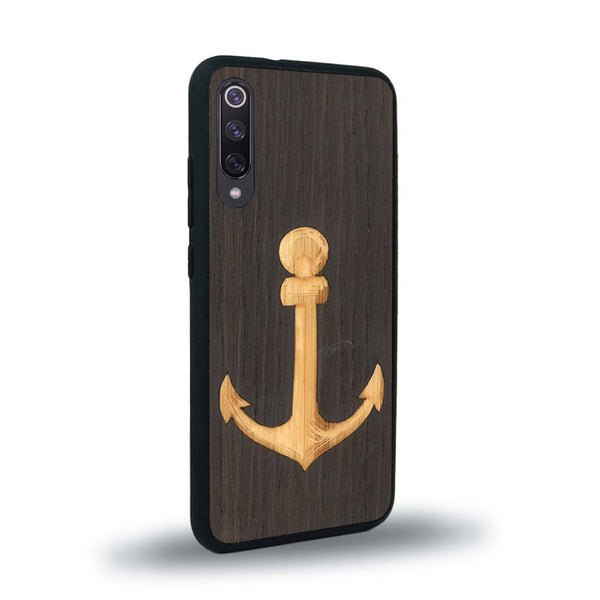 Coque de protection en bois véritable fabriquée en France pour Xiaomi Mi Note 10 Lite sur le thème nautique avec un bois clair et un bois foncé représentant une ancre de bateau