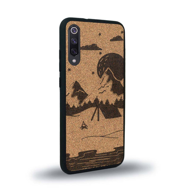 Coque de protection en bois véritable fabriquée en France pour Xiaomi Mi Note 10 Lite sur le thème du camping en pleine nature représentant une tente avec un feu de camp entouré de montagnes
