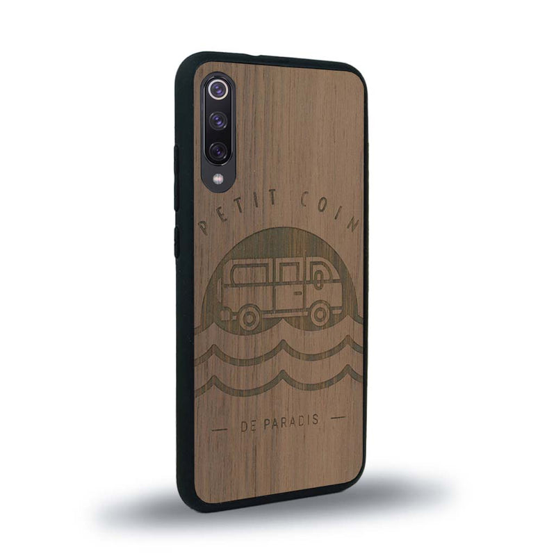 Coque de protection en bois véritable fabriquée en France pour Xiaomi Mi Note 10 Lite sur le thème des voyages en vans, vanlife et chill avec une gravure représentant un van vw combi devant le soleil couchant sur une plage avec des vagues