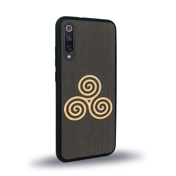 Coque de protection en bois véritable fabriquée en France pour Xiaomi Mi Note 10 Lite alliant du chêne fumé et du bambou et doré représentant un triskell