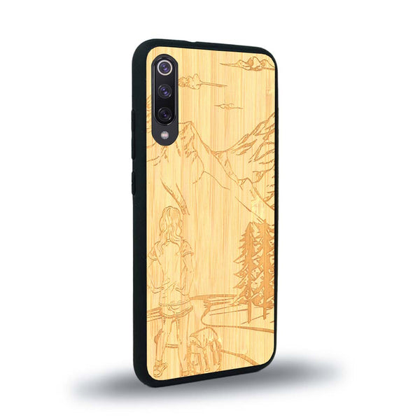 Coque de protection en bois véritable fabriquée en France pour Xiaomi Mi Note 10 Lite sur le thème de la randonnée en montagne et de l'aventure avec une gravure représentant une femme de dos face à un paysage de nature