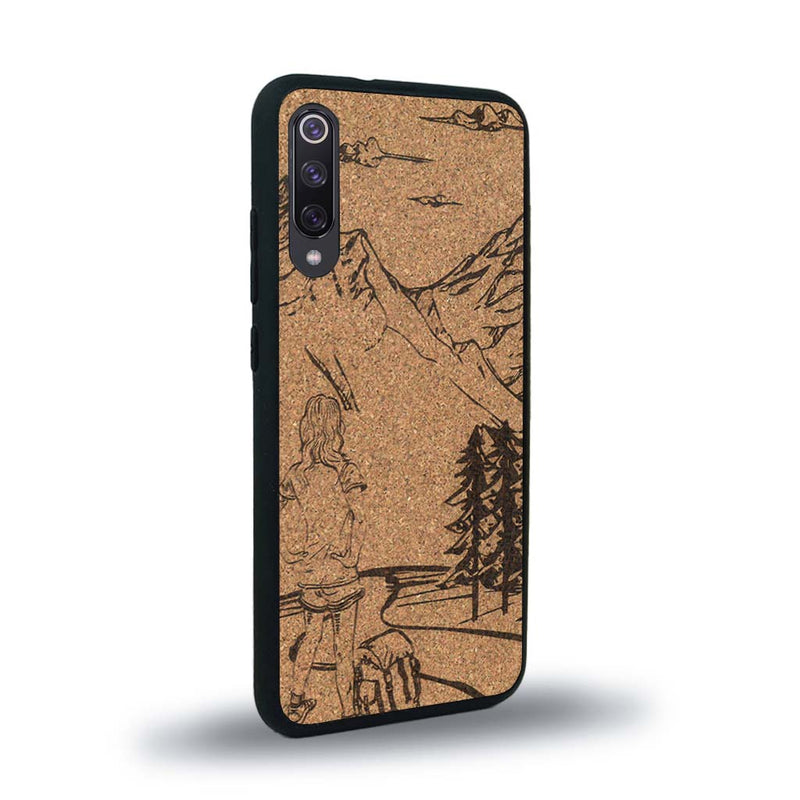 Coque de protection en bois véritable fabriquée en France pour Xiaomi Mi Note 10 Lite sur le thème de la randonnée en montagne et de l'aventure avec une gravure représentant une femme de dos face à un paysage de nature