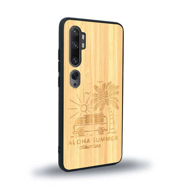 Coque de protection en bois véritable fabriquée en France pour Xiaomi Mi Note 10 Pro sur le thème de la plage, de l'été et vanlife.