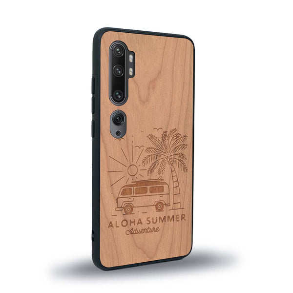 Coque de protection en bois véritable fabriquée en France pour Xiaomi Mi Note 10 Pro sur le thème de la plage, de l'été et vanlife.