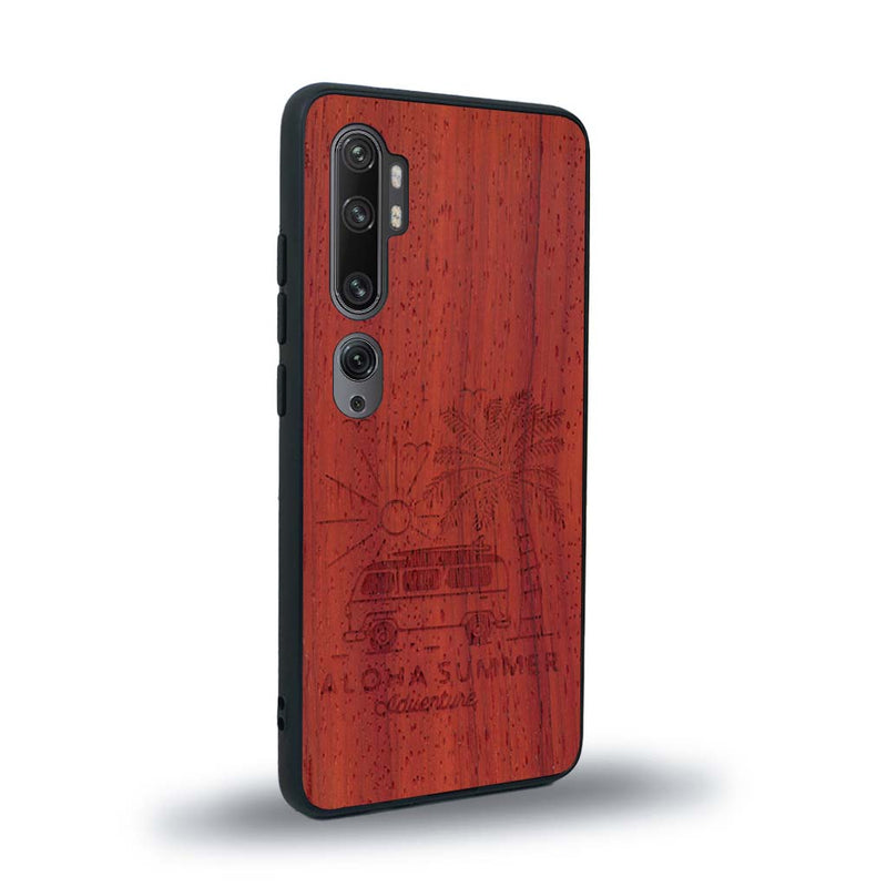 Coque de protection en bois véritable fabriquée en France pour Xiaomi Mi Note 10 Pro sur le thème de la plage, de l'été et vanlife.
