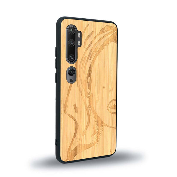 Coque de protection en bois véritable fabriquée en France pour Xiaomi Mi Note 10 Pro représentant une silhouette féminine épurée de type line art en collaboration avec l'artiste Maud Dabs