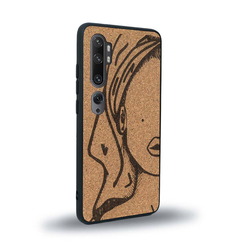 Coque de protection en bois véritable fabriquée en France pour Xiaomi Mi Note 10 Pro représentant une silhouette féminine épurée de type line art en collaboration avec l'artiste Maud Dabs