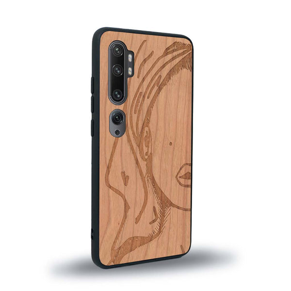 Coque de protection en bois véritable fabriquée en France pour Xiaomi Mi Note 10 Pro représentant une silhouette féminine épurée de type line art en collaboration avec l'artiste Maud Dabs