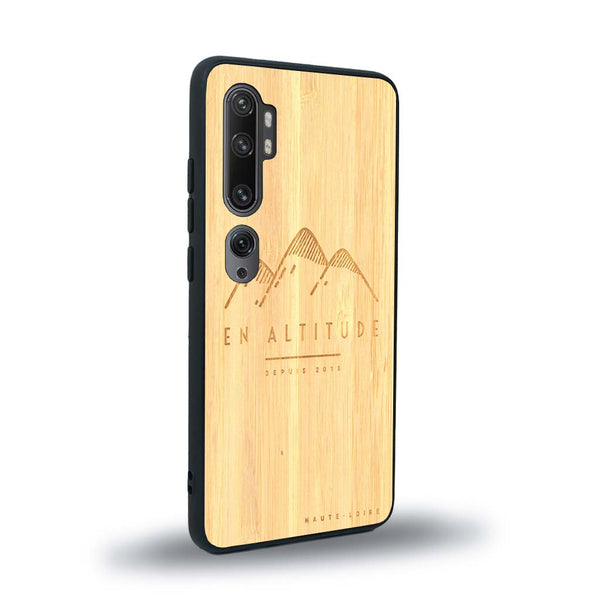 Coque de protection en bois véritable fabriquée en France pour Xiaomi Mi Note 10 Pro représentant des montagnes, sur le thème de la randonnée en pleine nature et du trail