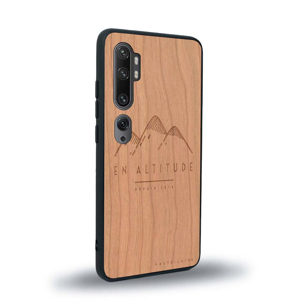 Coque de protection en bois véritable fabriquée en France pour Xiaomi Mi Note 10 Pro représentant des montagnes, sur le thème de la randonnée en pleine nature et du trail