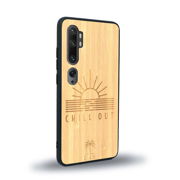 Coque de protection en bois véritable fabriquée en France pour Xiaomi Mi Note 10 Pro sur le thème chill avec un motif représentant un couché de soleil sur l'océan et la phrase "Chill out"