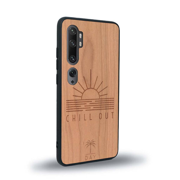 Coque de protection en bois véritable fabriquée en France pour Xiaomi Mi Note 10 Pro sur le thème chill avec un motif représentant un couché de soleil sur l'océan et la phrase "Chill out"