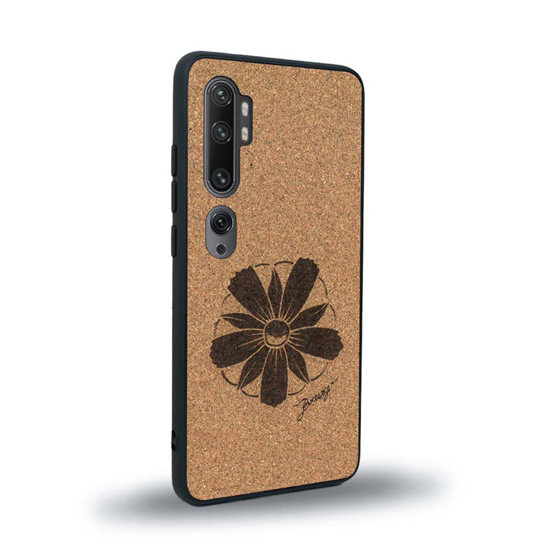 Coque de protection en bois véritable fabriquée en France pour Xiaomi Mi Note 10 Pro sur le thème des fleurs et de la montagne avec un motif de gravure représentant les pétales d'une fleur des montagnes