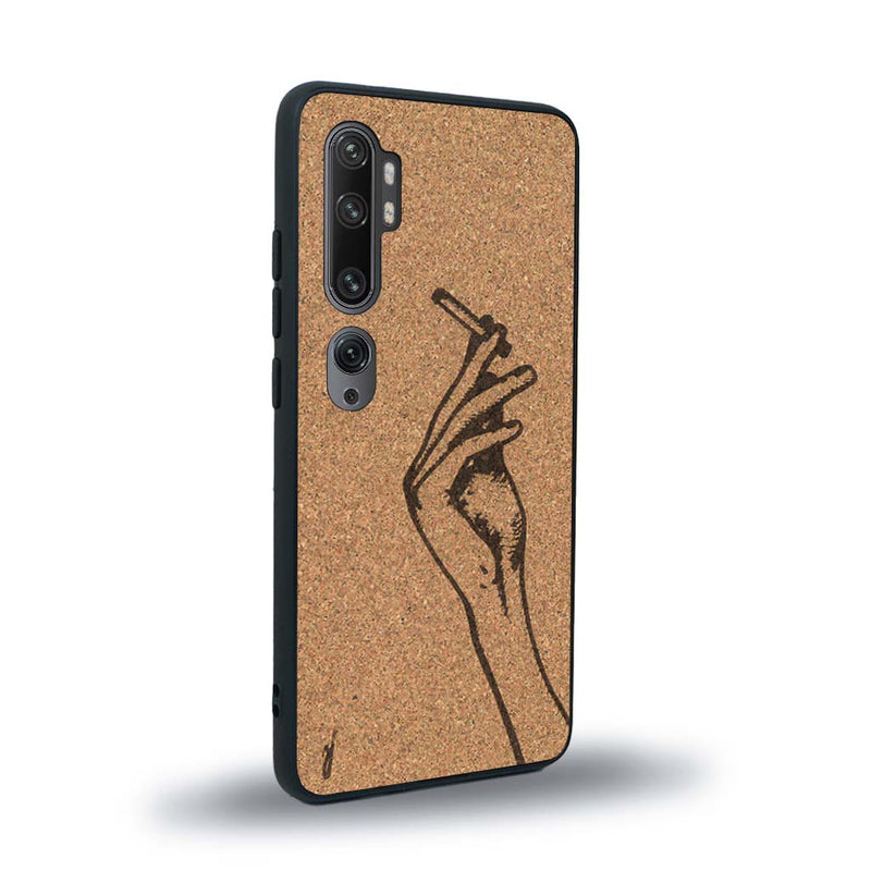 Coque de protection en bois véritable fabriquée en France pour Xiaomi Mi Note 10 Pro représentant une main de femme tenant une cigarette de type line art en collaboration avec l'artiste Maud Dabs