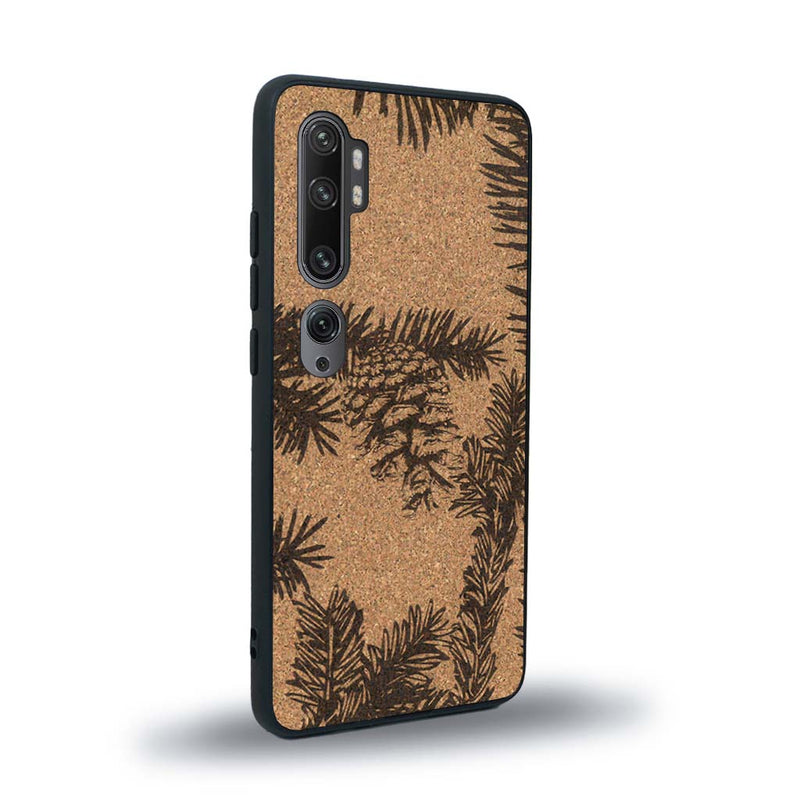 Coque de protection en bois véritable fabriquée en France pour Xiaomi Mi Note 10 Pro sur le thème de la nature des arbres avec un motif de gravure représentant des épines de sapin et des pommes de pin