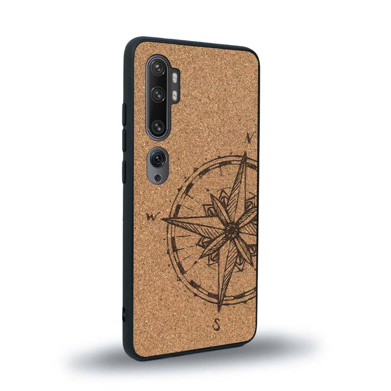 Coque de protection en bois véritable fabriquée en France pour Xiaomi Mi Note 10 Pro avec une gravure "rose des vents" sur le thème nautique et de l'océan qui s'inspire des boussoles de pirate