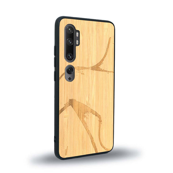 Coque de protection en bois véritable fabriquée en France pour Xiaomi Mi Note 10 Pro représentant une silhouette féminine dessinée à la main par l'artiste Maud Dabs