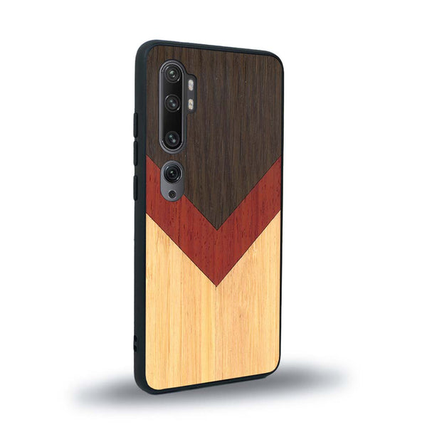 Coque de protection en bois véritable fabriquée en France pour Xiaomi Mi Note 10 Pro alliant du chêne fumé, du padouk et du bambou en forme de chevron sur le thème de l'art abstrait