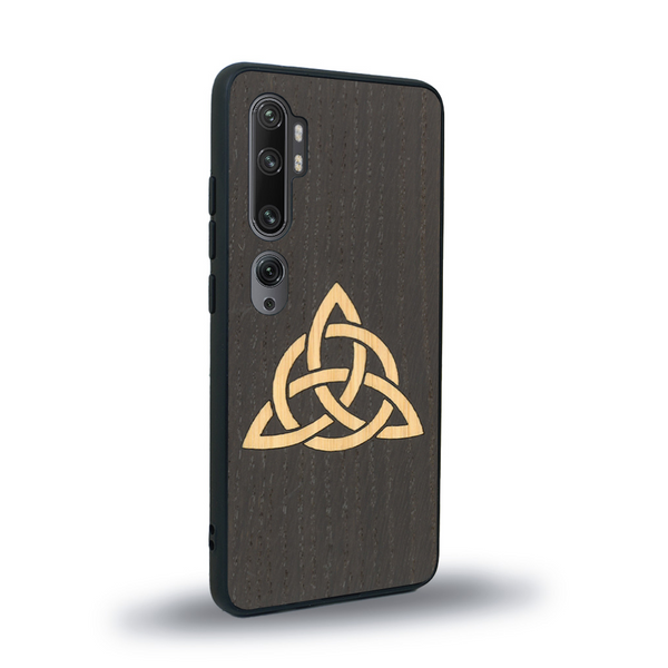 Coque de protection en bois véritable fabriquée en France pour Xiaomi Mi Note 10 Pro alliant du chêne fumé et du bambou représentant une triquetra