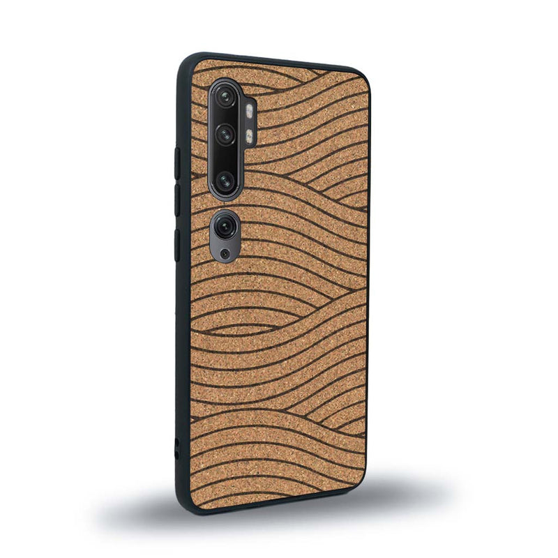 Coque de protection en bois véritable fabriquée en France pour Xiaomi Mi Note 10 Pro avec un motif moderne et minimaliste sur le thème waves et wavy représentant les vagues de l'océan