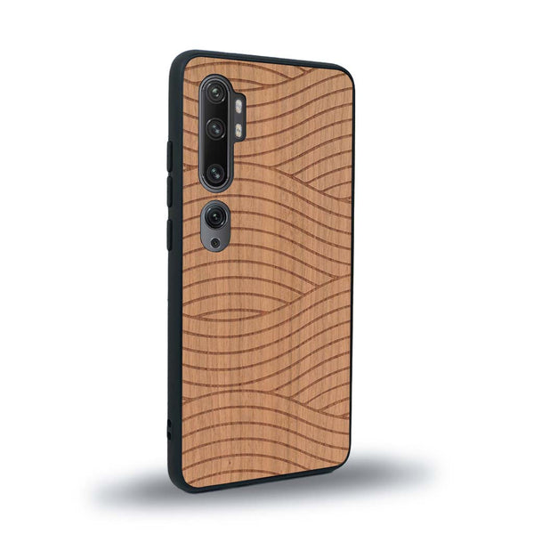 Coque de protection en bois véritable fabriquée en France pour Xiaomi Mi Note 10 Pro avec un motif moderne et minimaliste sur le thème waves et wavy représentant les vagues de l'océan