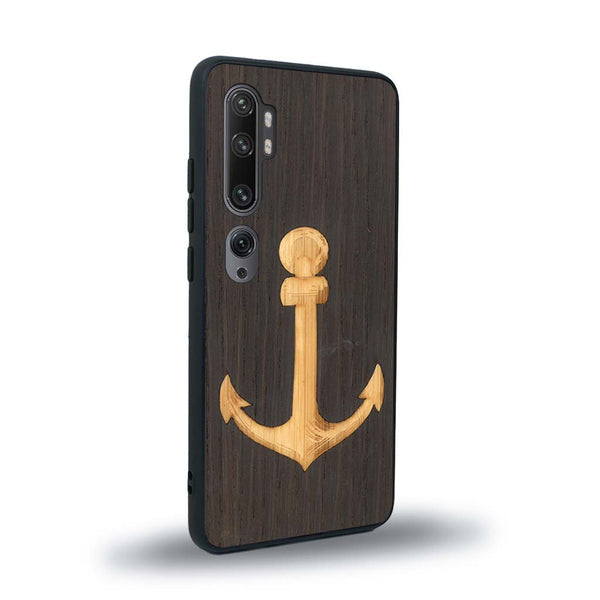 Coque de protection en bois véritable fabriquée en France pour Xiaomi Mi Note 10 Pro sur le thème nautique avec un bois clair et un bois foncé représentant une ancre de bateau