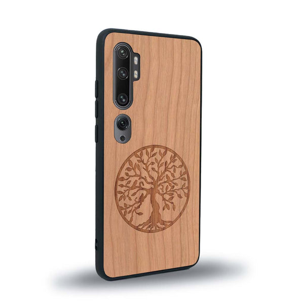 Coque de protection en bois véritable fabriquée en France pour Xiaomi Mi Note 10 Pro sur le thème de la spiritualité et du yoga avec une gravure zen représentant un arbre de vie